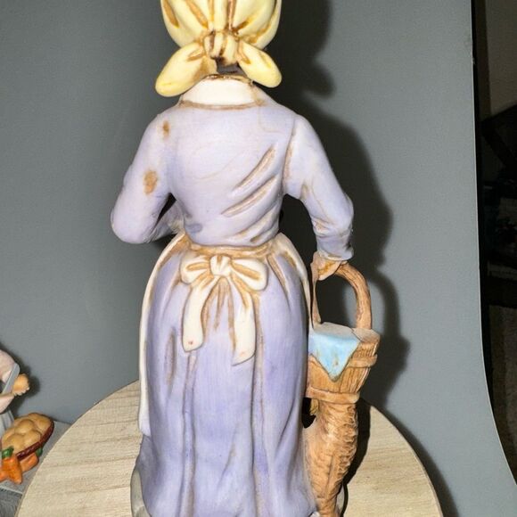 FARM WOMENS STATUE  COUNTRY HOME DECOR - Picture 2 of 2